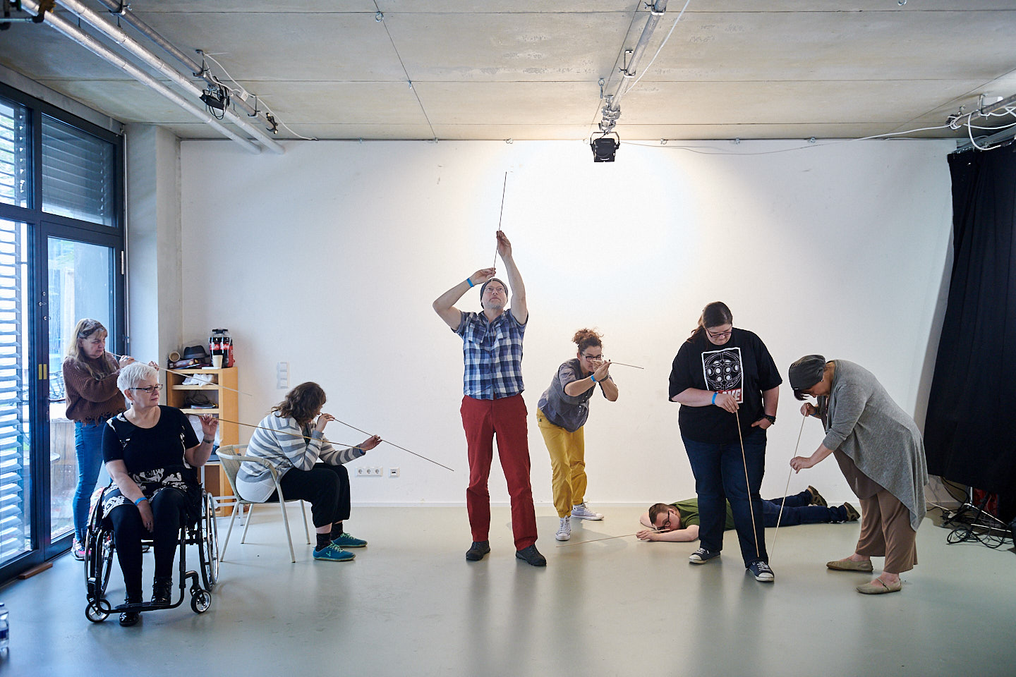 Die Teilnehmenden am Figurentheater Workshop experimentieren mit Gegenständen angeleitet von Professoer Florian Feisel. 